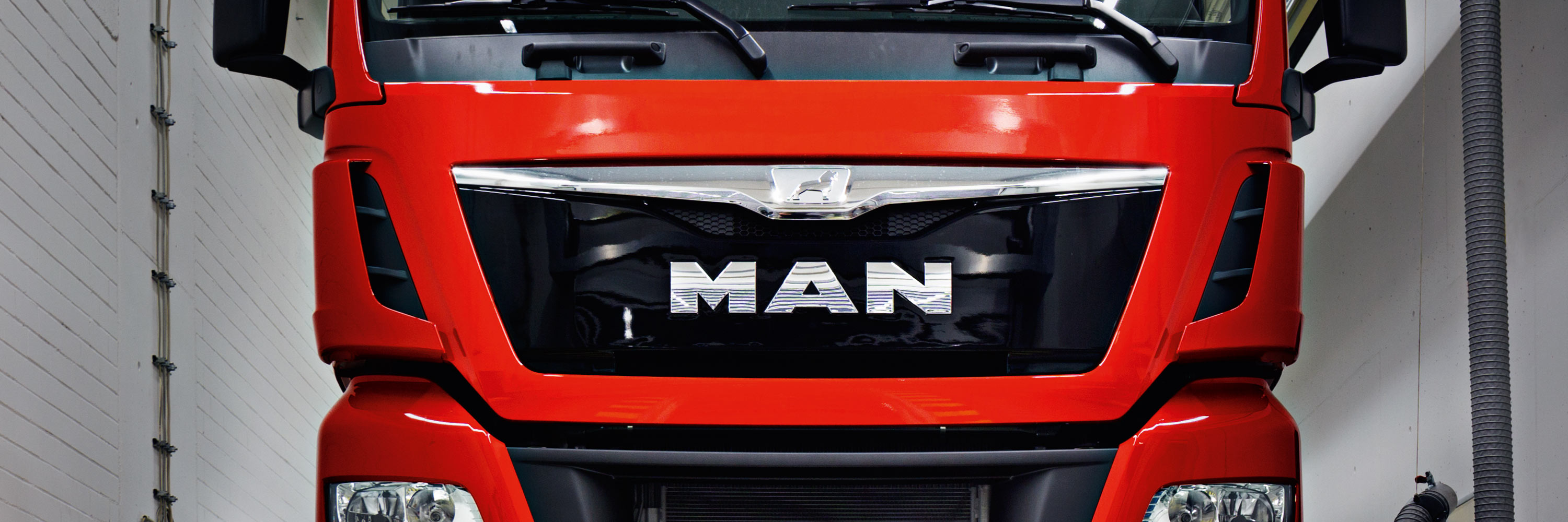 MAN Logo auf einem roten LKW