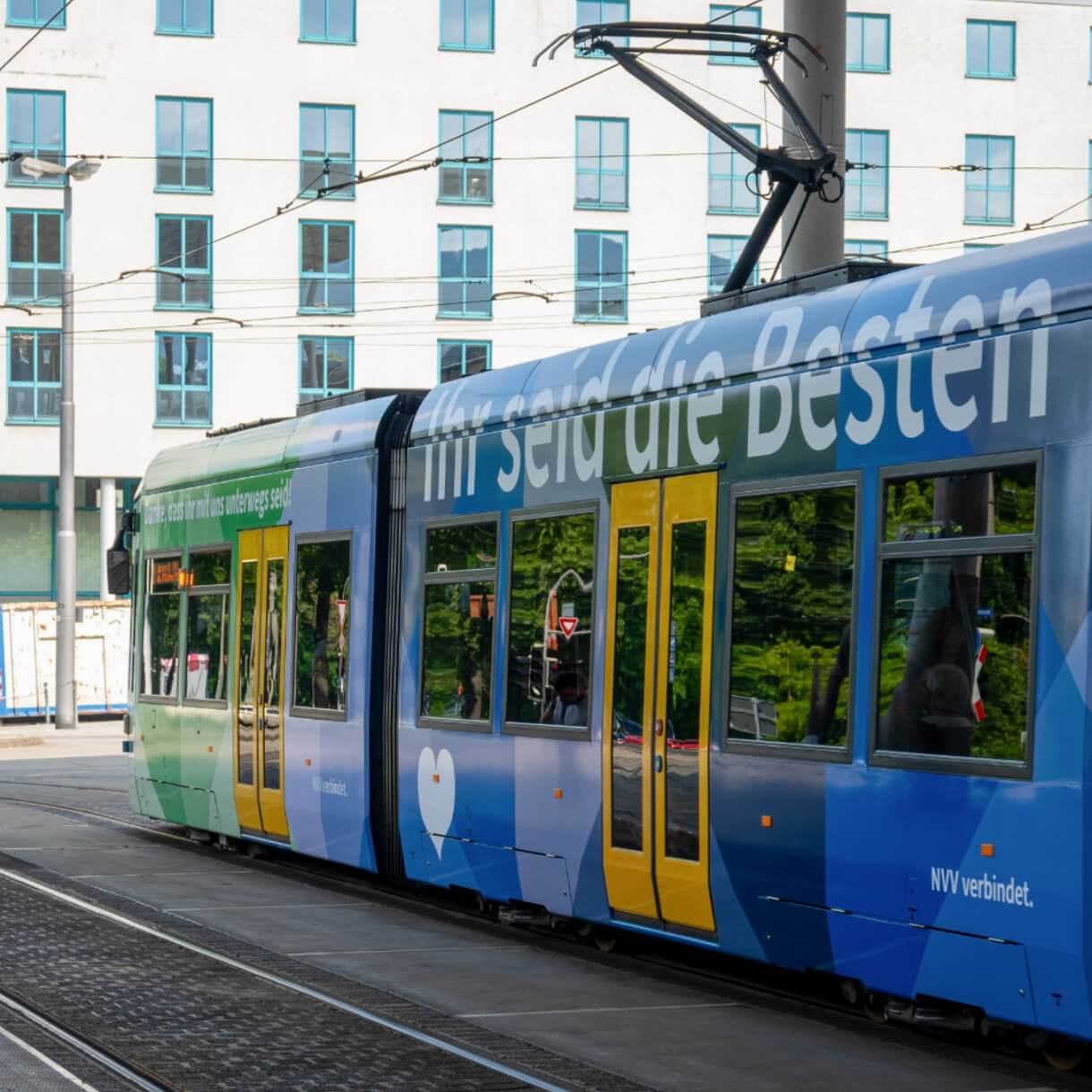 Werbeagentur formtugend NVV geklebte Straßenbahn Die Besten