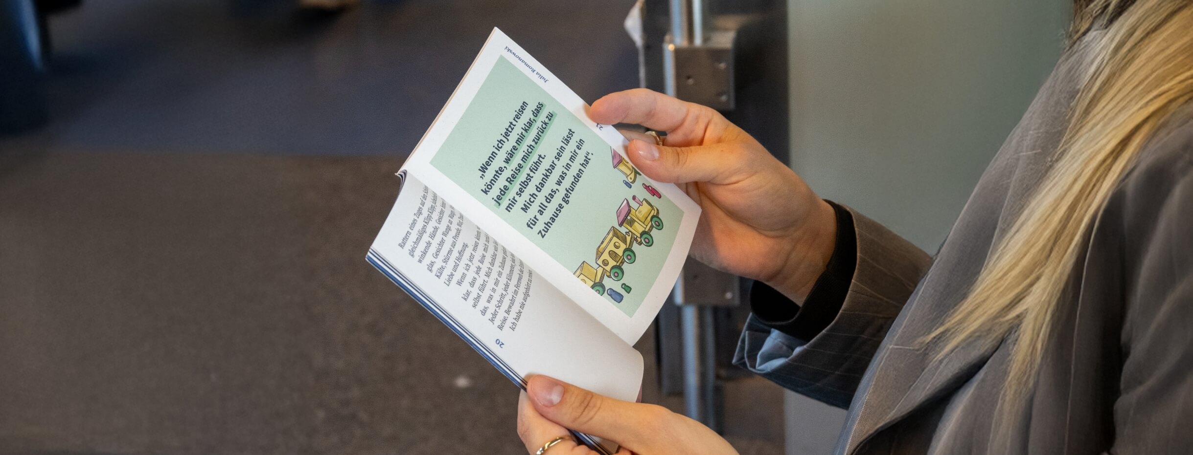 Werbeagentur formtugend NVV Poesie Unterwegs Heft in der Bahn