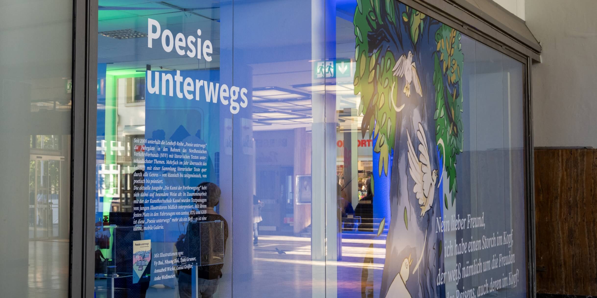 Werbeagentur formtugend NVV Poesie Unterwegs Schaufenster Beklebung an der KUBATUR in Kassel